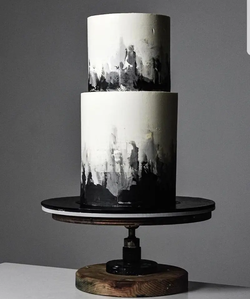 کیک تولد سفید مشکی مردانه