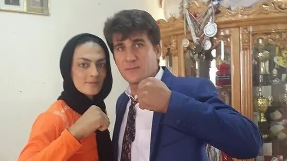 فیلم / نگاهی به  چیدمان خلاقانه  خانه شهربانو منصوریان قهرمان ووشوکار ایرانی و همسرش /از  فرش آبی تا قلب آبی