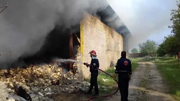 تصاویر جدال نفسگیر آتش نشانان نهاوندی با آتش انبار بزرگ جارو 