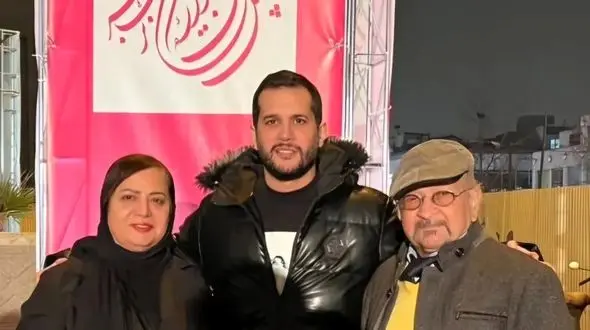 نگاهی به چیدمان شاهانه و لاکچری منزل مادری سیاوش خیرابی، بازیگر سریال «آوای باران»/ از بالکن ایرانی‌پسند با پت خونگی تا فرش اصیل ایرانی و ترمه یزدی