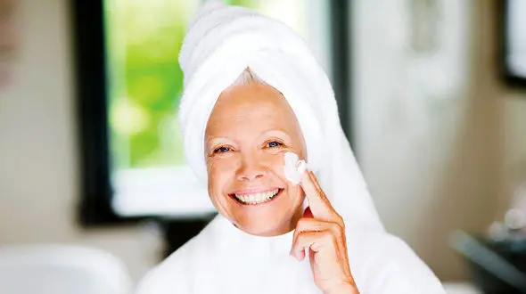 خانم ها هنگام یائسه شدید چطور از پوست خود مراقبت کنند؟