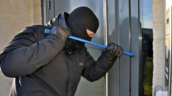 ببینید / لحظاتی دلهره‌آور از حمله دو سارق نقابدار به یک مغازه در لندن