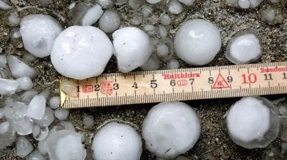 وحشت مردم از بارش تگرگ های غول آسا+عکس