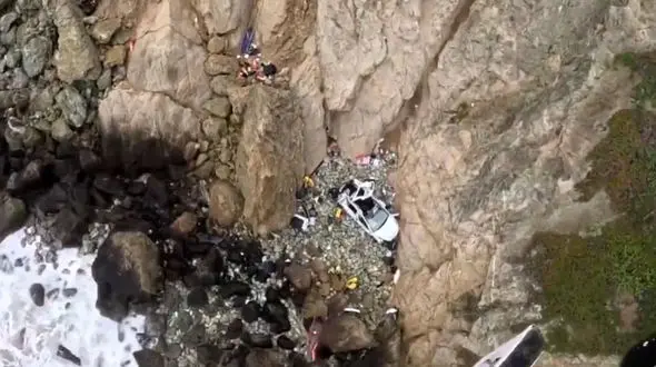 ببینید / معجزه زنده ماندن سرنشینان تسلا پس از سقوط با خودرو به ته دره + فیلم