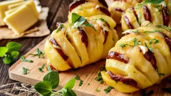 سیب زمینی شکم پر با سوسیس پنیری+دستور تهیه