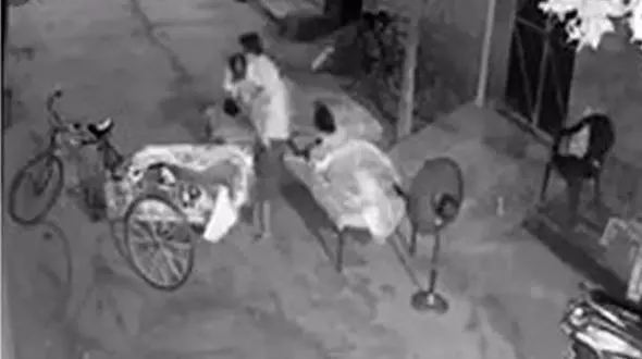 عکس لحظه ربوده شدن دختر 4 ساله از آغوش مادرش / در خیابان خلوت هند رخ داد