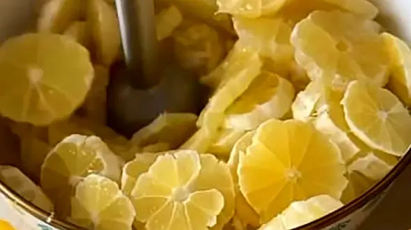 طرز تهیه لیموناد نوشیدنی مورد علاقه‌ همه در گرما + فیلم