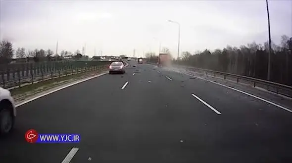 فرار از مرگ در آخرین / معجزه برای راننده و سرنشین خودرو+ فیلم
