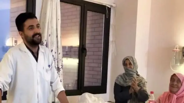 فیلم/ آواز شاد؛ پزشک برای پیرزن بیمار آهنگ میخونه و از ذوقش دست میزنه خدای احساس