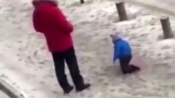 رفتار وحشیانه پدر سنگدل با کودکش روی یخ + فیلم