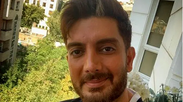 خواننده ای که به سیگار علاقه مند است