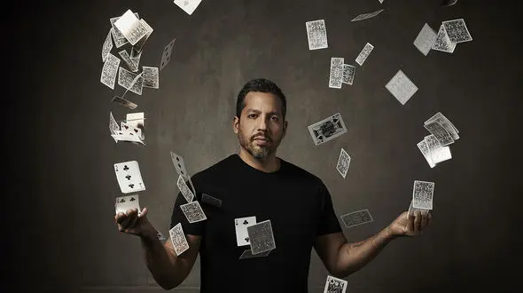 فیلم / شعبده‌ بازی فراتر از تصور / شعبده باز حتی ذهن مجری معروف را لو داد!