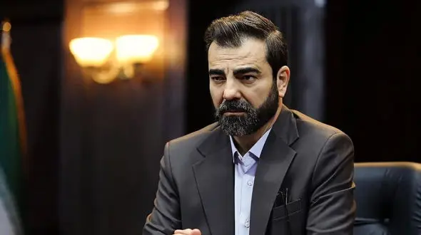 فیلم / بهزاد خلج « آقای قاضی، اجل معلق » کنار پدر و مادرش: ولی ظاهرا مامان اجل از خود اجل، اجل‌تره!  جالب اینه که خیلی هم شبیه باباش هست 