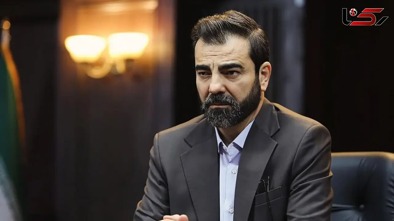 فیلم / بهزاد خلج « آقای قاضی، اجل معلق » کنار پدر و مادرش: ولی ظاهرا مامان اجل از خود اجل، اجل‌تره!  جالب اینه که خیلی هم شبیه باباش هست 