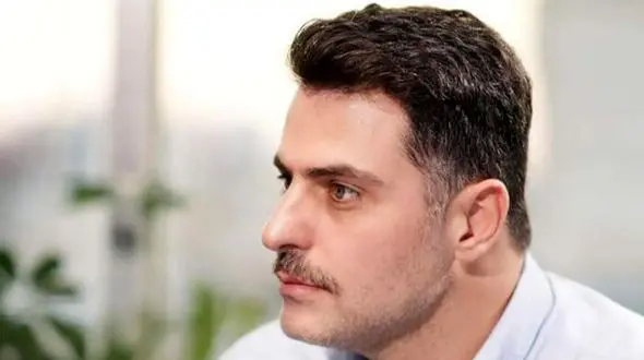 فیلم/ بلای وحشتناکی که امروز بر سر علی ضیا آمد/ موتورسواران خفت‌گیر با عینک و ماسک به ماشین مجری محبوب  با فحاشی ضذبه زدن