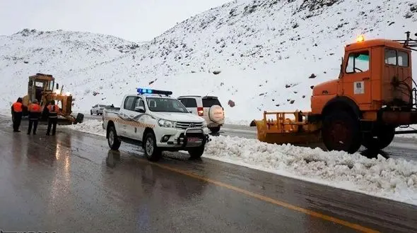 کولاک شدید گردنه خوش ییلاق در محور آزاد شهر -شاهرود را مسدود کرد