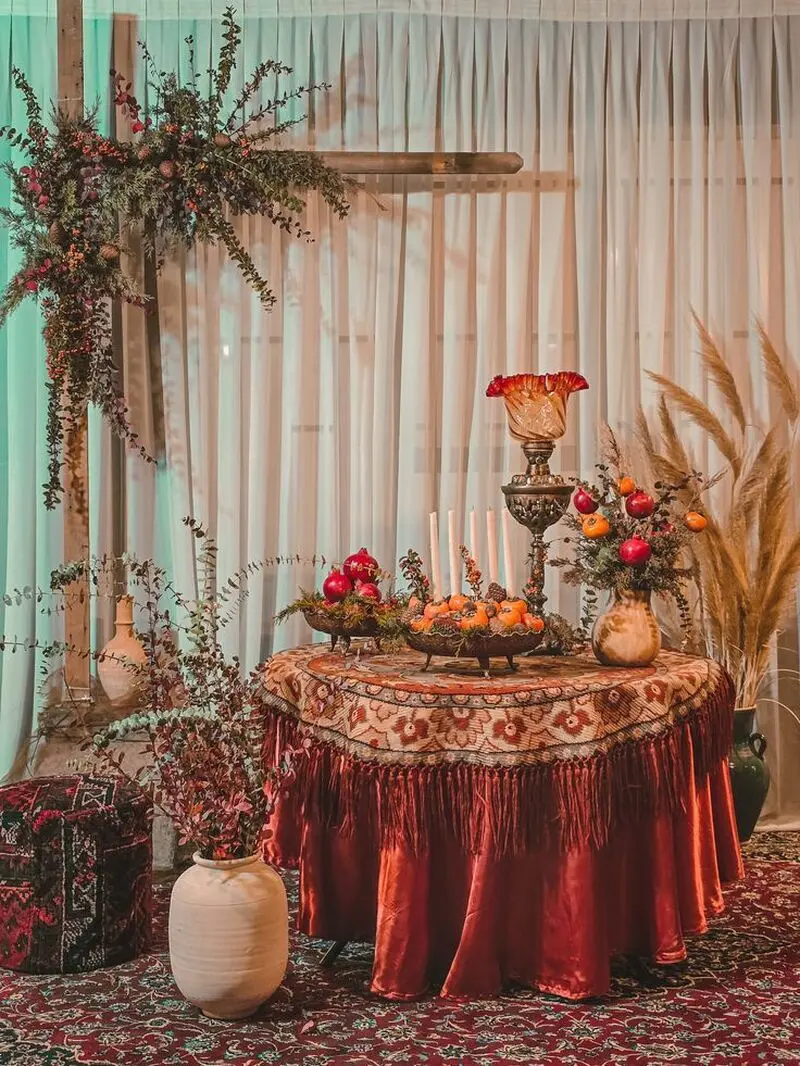 ایده چیدن میز شب یلدا | ۳۰ ایده چیدن میز شب یلدا شیک و عروس‌پسند ترند ۱۴۰۴ با چیدمانی باکلاس و خیره‌کننده!