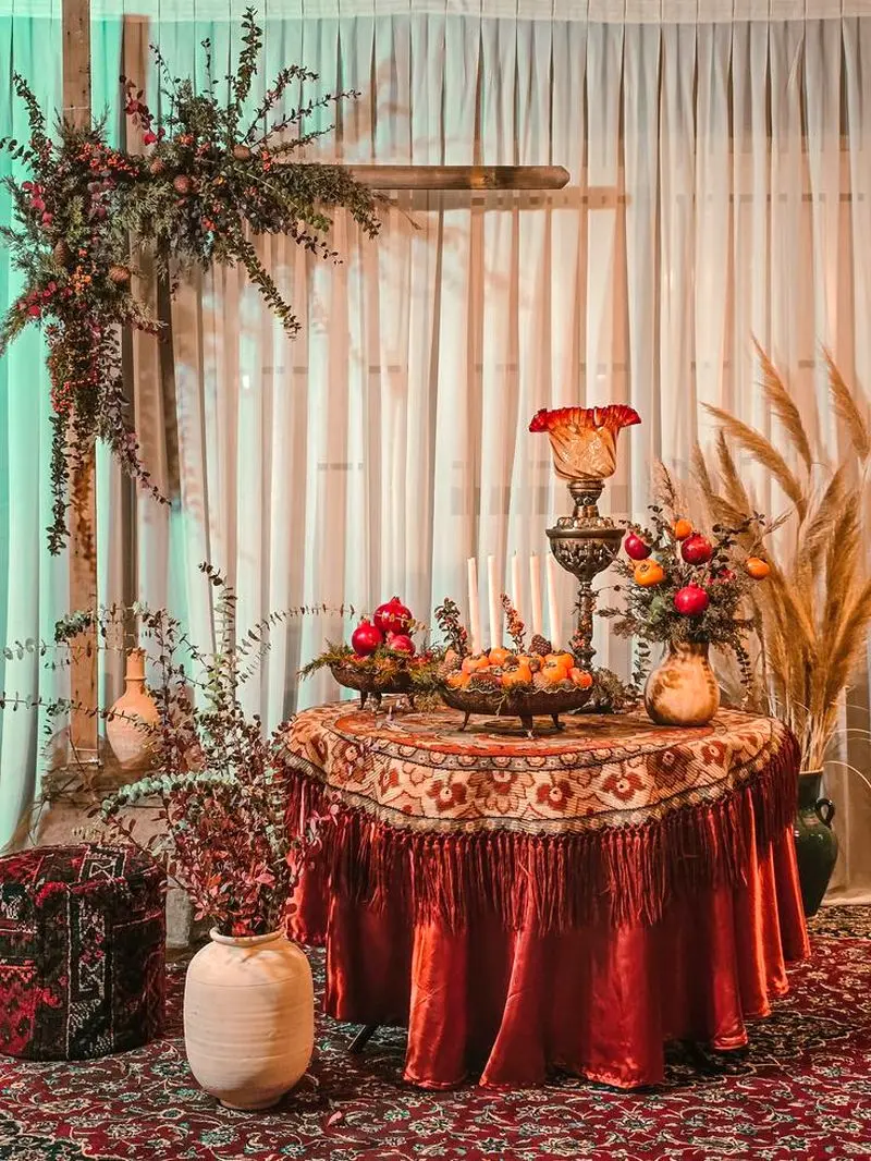 ایده چیدن میز شب یلدا | ۳۰ ایده چیدن میز شب یلدا شیک و عروس‌پسند ترند ۱۴۰۴ با چیدمانی باکلاس و خیره‌کننده!