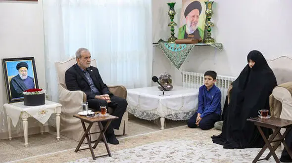 دنبال مسخره کردن پزشکیان و بردن آبرو این و آن هستید / توصیه های رهبری به انقلابی ها برایتان کشک است! 