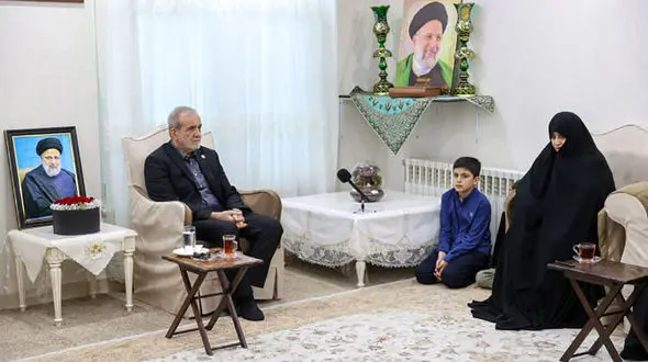 دنبال مسخره کردن پزشکیان و بردن آبرو این و آن هستید / توصیه های رهبری به انقلابی ها برایتان کشک است! 