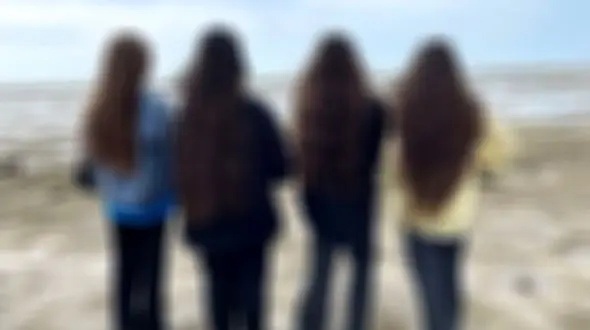  انتشار عکس های بی حجابی دختران دانش آموز توسط خانم معلم !