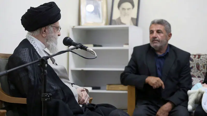 حضرت آیت‌الله خامنه‌ای رهبر معظم انقلاب اسلامی ظهر امروز در دیدار خانواده‌های شهدای نیروی پدافند هوایی ارتش