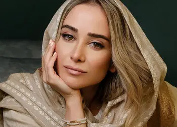نگاهی به استایل اصیل الناز حبیبی با پولک دوزی ایرانی / کیف محبوب بازیگران هم در دستش بود + عکس