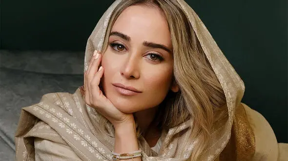 نگاهی به استایل اصیل الناز حبیبی با پولک دوزی ایرانی / کیف محبوب بازیگران هم در دستش بود + عکس