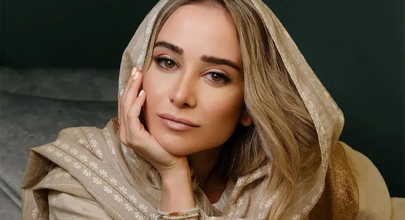 نگاهی به استایل اصیل الناز حبیبی با پولک دوزی ایرانی / کیف محبوب بازیگران هم در دستش بود + عکس