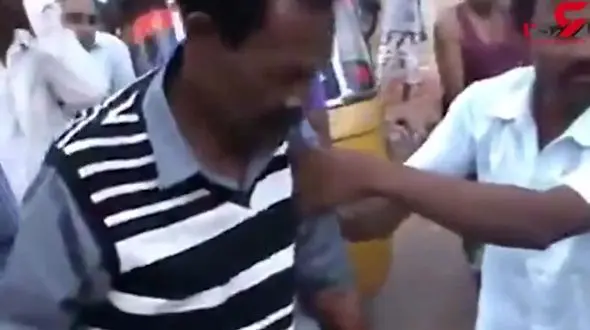 حمله خطرناک اسب سرکش به یک مرد و شکستن دست او در خیابان+ فیلم