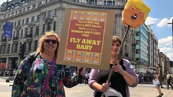  اعتراض های عروسکی اهالی لندن به ترامپ +تصاویر