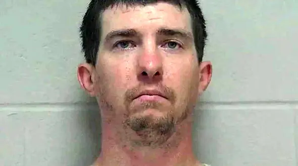 این مرد در را به روی زنان در سرویس بهداشتی قفل می کرد. + جزییات