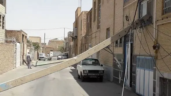 سقوط تیر برق به دل یک خانه در یزد / همه وحشت زده شدند + عکس 