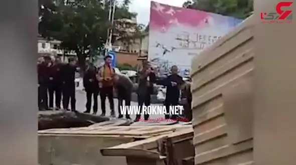 کامیون وسط خیابان بلعیده شد + فیلم / چین