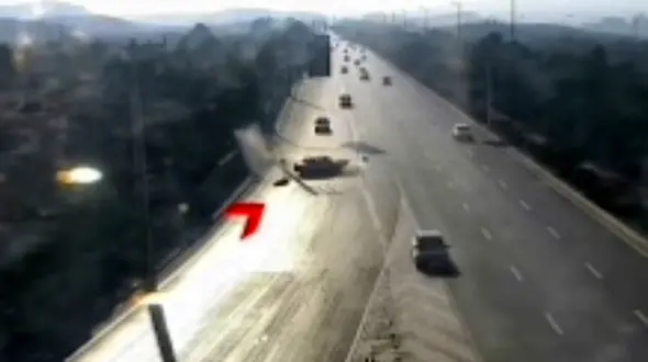 فیلم وحشتناک از  لحظه تصادف در اتوبان / مرد اصفهانی به بیرون پرت شد