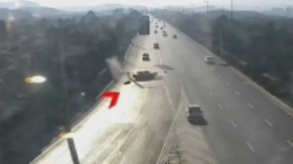 فیلم وحشتناک از  لحظه تصادف در اتوبان / مرد اصفهانی به بیرون پرت شد