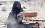 الک کردن خاک توسط زن ساکن بلوچستان، برای پیدا کردن دانه ای گندم! + فیلم