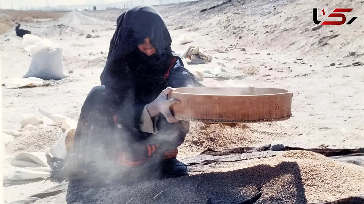 الک کردن خاک توسط زن ساکن بلوچستان، برای پیدا کردن دانه ای گندم! + فیلم