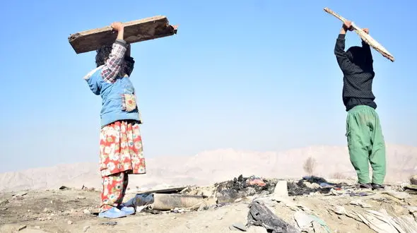 دوربین عکاسی که مانع ده ها کودک همسری در حاشیه شهر تهران شد! + فیلم 