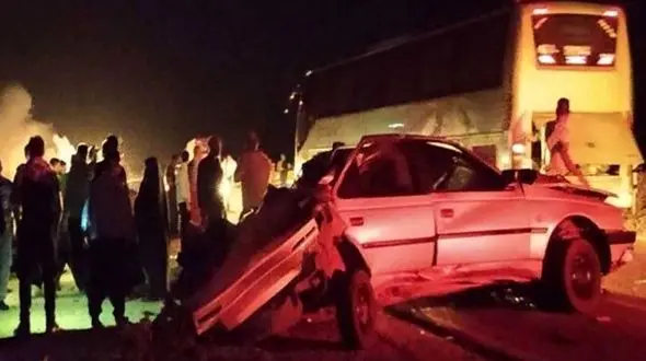 عکس هولناک از مچاله شدن  پژو ۴۰۵ در تصادف با اتوبوس / رانند در کابین کشته شد