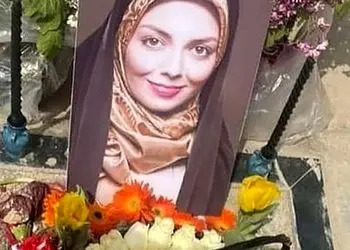 فیلم/لحظه غم‌انگیز و اشک آلود از مراسم ختم آزاده نامداری/ گریه و ضجه دلخراش توسط همسر این مجری  پرپر شده / همسرش در غم‌های بی‌پایان...!