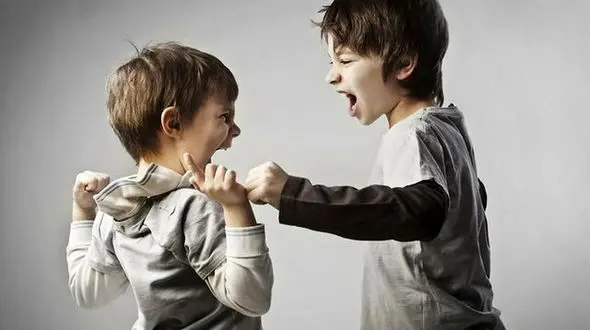 مراقب رفتار قلدری بچه‌ها باشید