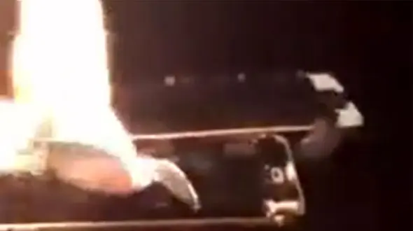 ببینید / حرکت دور از عقل یک دختر جوان؛ منفجر شدن باتری گوشی مقابل صورت!