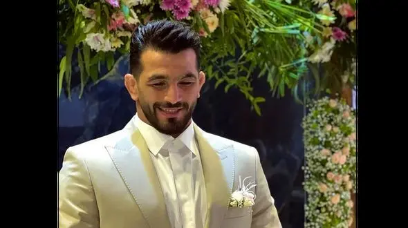 ونمایی از کارت عروسی ساده و شیک حسن یزدانی و همسرش/ واقعا اوج زیبایی در عین سادگیست+ فیلم