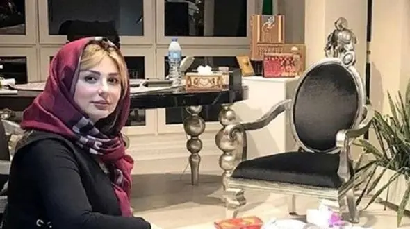 عکس/ پذیرایی دلربا و پرنور خانه نیوشا ضیغمی با چیدمانی از ناهارخوری کلاسیک، پرده‌هایی اعیانی و درختچه‌ای که به خونه طراوت بخشیده / سلیقه خانم بازیگر را ببینید