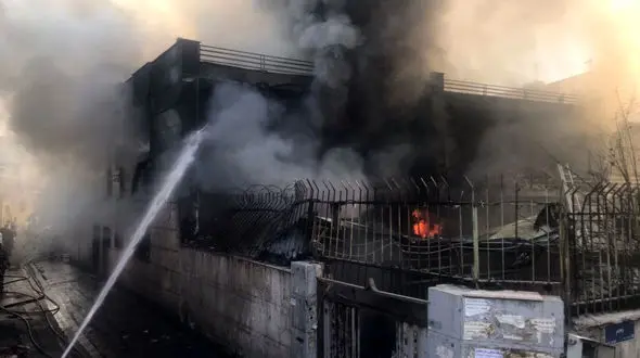 آتش‌سوزی بزرگ در خیابان خیام  تهان ! + عکس های شوک آور و فیلم