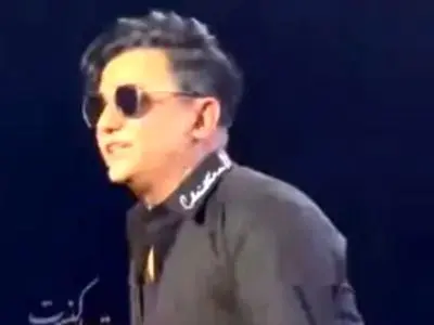 آواز پر طمطراق؛ اجرای بدون میکروفون ابراهیم زاده که برا تنظیم صداش کش و قوس میده کمرش