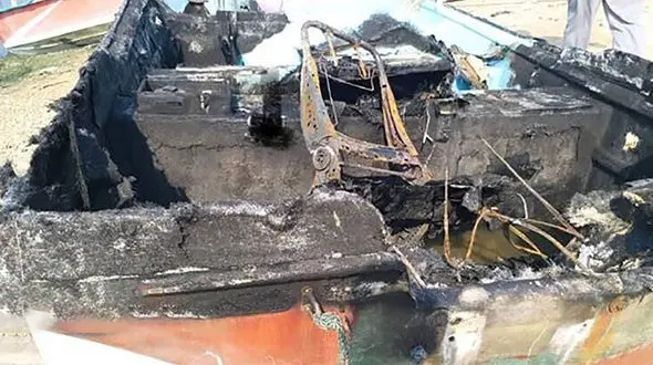 آتش سوزی قایق حامل 20 مهاجر + عکس