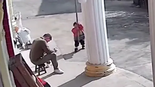 کودک جویای توجه / چوب را به سر پدر کوبید + فیلم