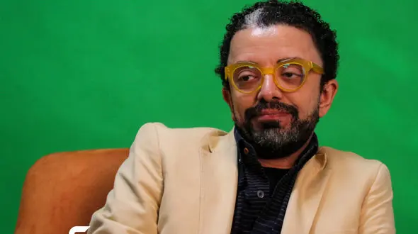 لبخند سفید / فیلم لحظه آشتی بازیگر عینک زرد با آقای کارگردان 